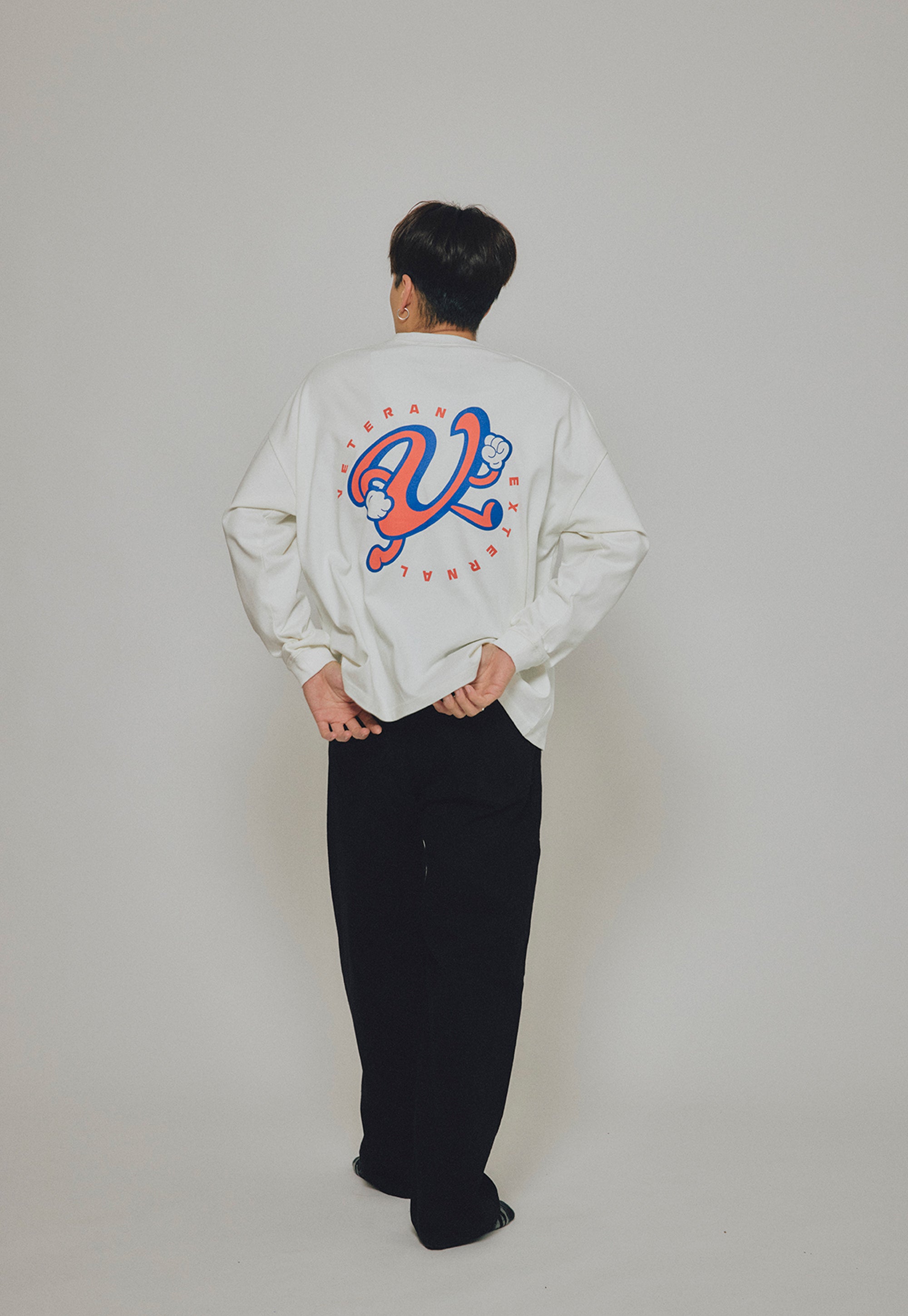 V WALK L/S TEE